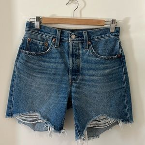 Levi’s 501 mid thigh distressed women’s shorts size 26